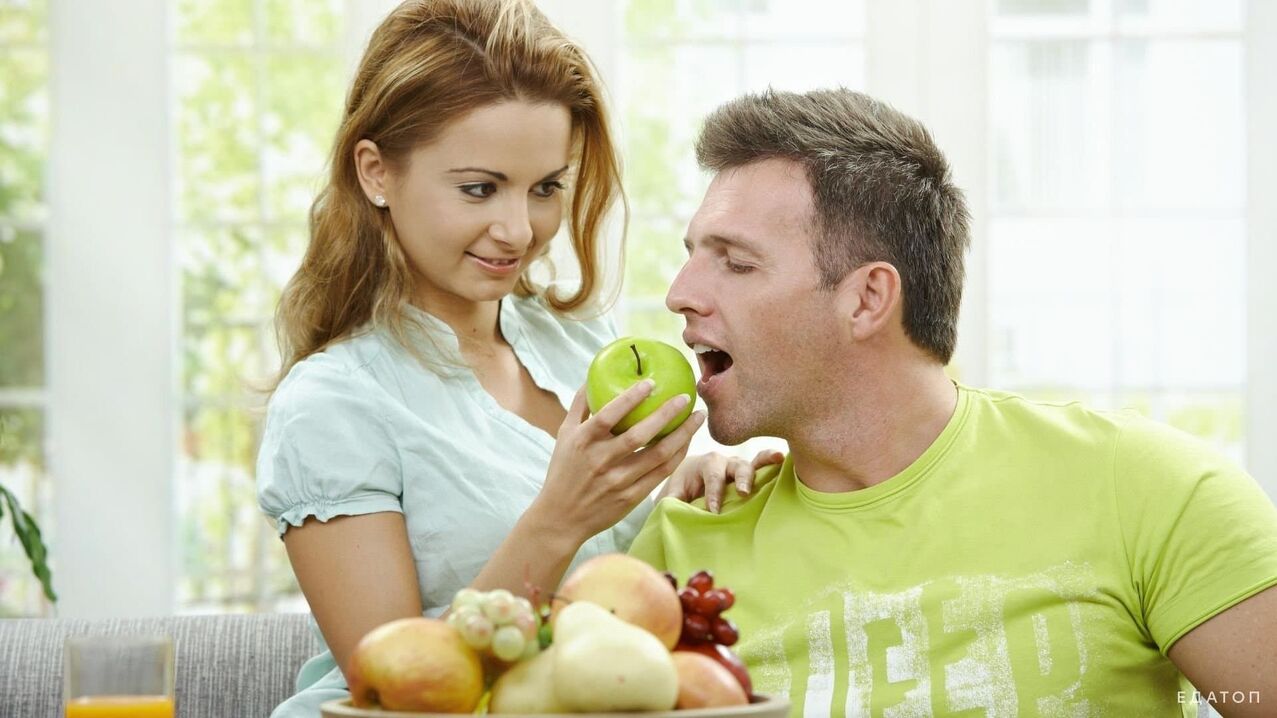 vajza ushqen burrin me ushqim të shëndetshëm